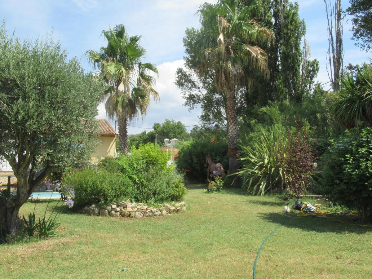 Le Cabanon Des Hirondelles Villa Villecroze Exterior foto